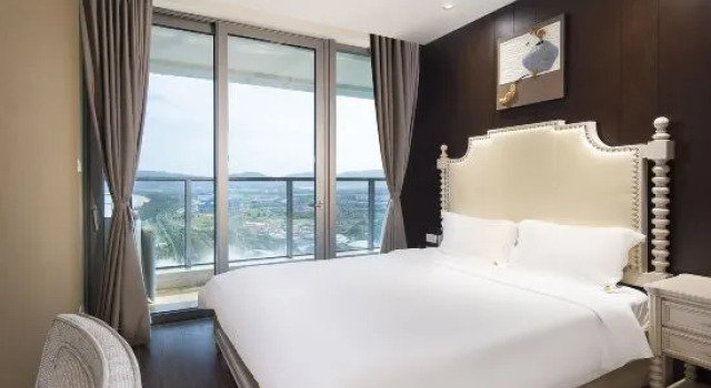 Люкс с 2 комнатами с балконом и с видом на море Perfect Holiday Seaview Apartment (Sanya Haitang Bay Poly)