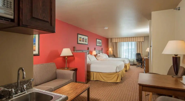 Четырёхместный люкс Baymont Inn & Suites by Wyndham Sturgis