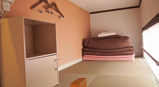 Кровать в общем номере (женский номер) J-Hoppers Hiroshima Guesthouse