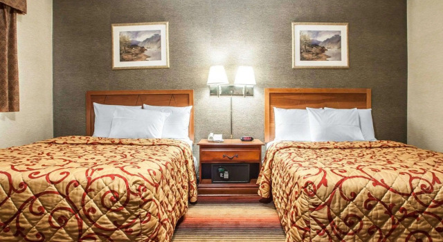 Четырёхместный номер Standard Rodeway Inn Jersey City North