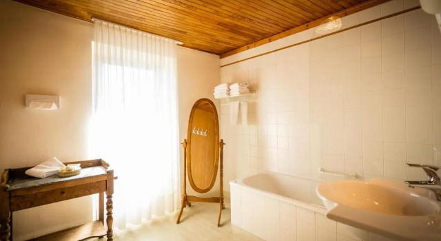 Семейный номер Standard Logis Hôtel Restaurant de la Poste et La Grange Détente, espace bien-être