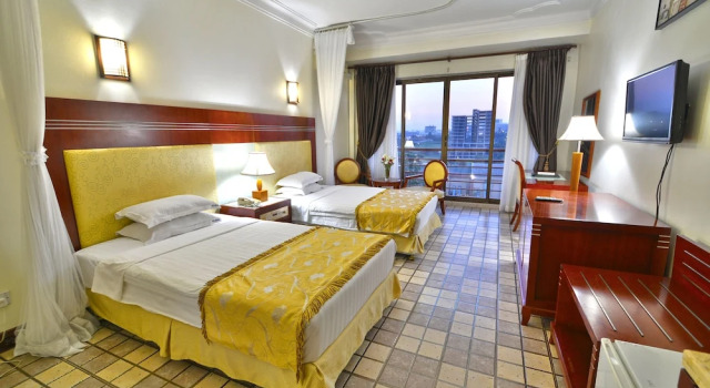 Deluxe Doppel Zimmer 2 Schlafzimmer mit Balkon und mit Stadtblick Hotel Africana