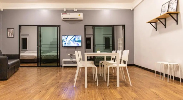 U4 Large 2 bed rooms full kitchen 200m to BTS