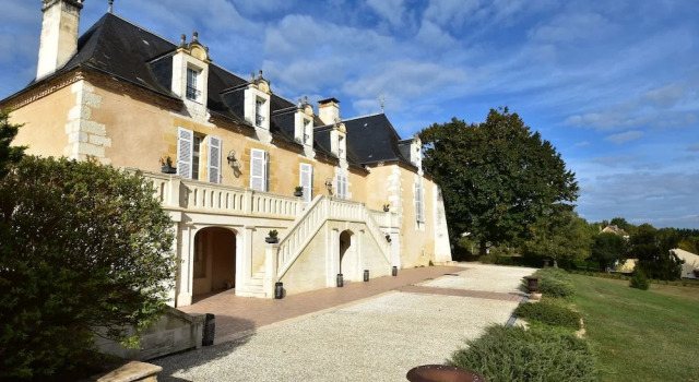 Lavish Villa on an Exclusive Estate in Liorac-sur-louyre With Pool, Prenota Villa Hotel a Aquitania con piscina, Piscina