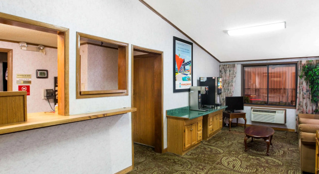 Howard Johnson by Wyndham Wilmington, Забронировать Отель Отели Уилмингтон с парковкой, Парковка