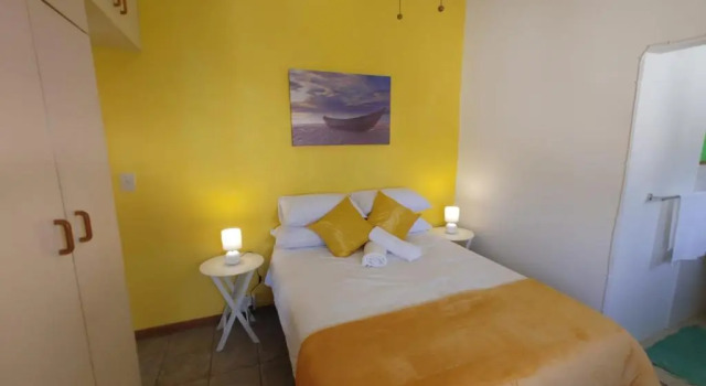 Cheerful 2 bedroom cottage with a communal pool, Забронировать Дом для отпуска Хибберден Durban South Coast, рядом с Пляж Hibberdene Beach
