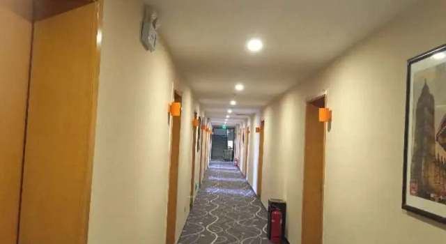 7 Days Premium Linqing Jinding Baihuo Branch, Book Hotel Hoteller i Linqing med parkering, Parkering