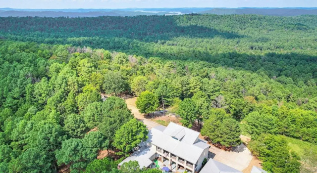Коттедж Broken Bow Escape w/ Mountain Views & Pool Access!
