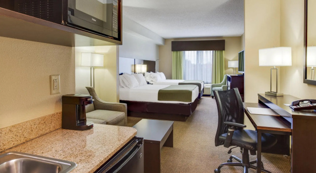 Четырёхместный люкс Holiday Inn Express Hotel & Suites New Tampa I-75 by IHG