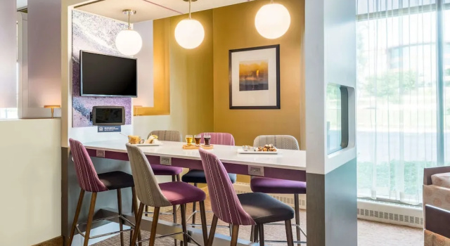 Crowne Plaza Milwaukee West, Rezervovat Hotel Wauwatosa Wisconsin