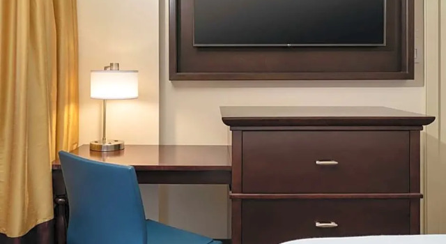 Четырёхместный люкс с 2 комнатами Embassy Suites by Hilton New Orleans Convention Center