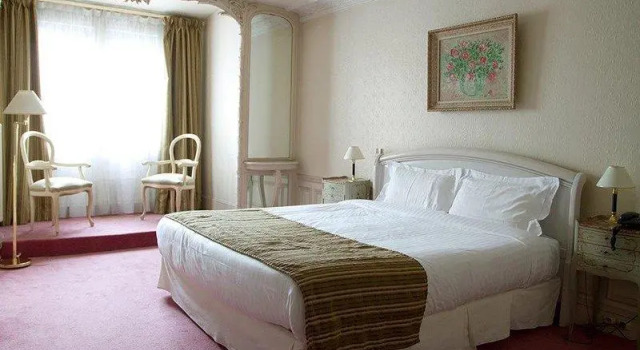 Кровать в общем номере Hôtel Langlois