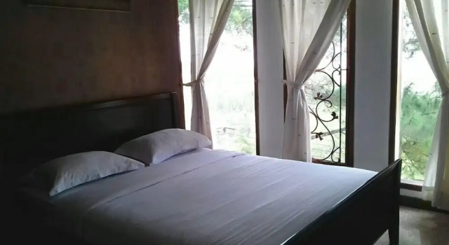 Standard room De Bukit Dago Villa by HouseinBandung