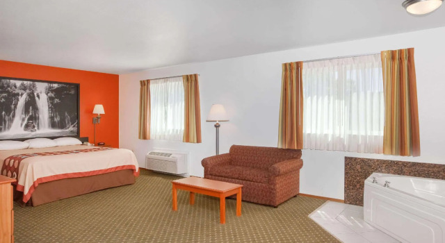 Двухместный люкс Super 8 by Wyndham Cloverdale Wine Country