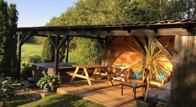 Коттедж Alluring Holiday Home in Reutum-Weerselo with Hot Tub