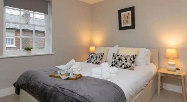 Elegant Georgian City Retreat for 5, Забронировать Дом для отпуска Виллы Гавани Чичестера, рядом с Chichester Train Station, Вилла