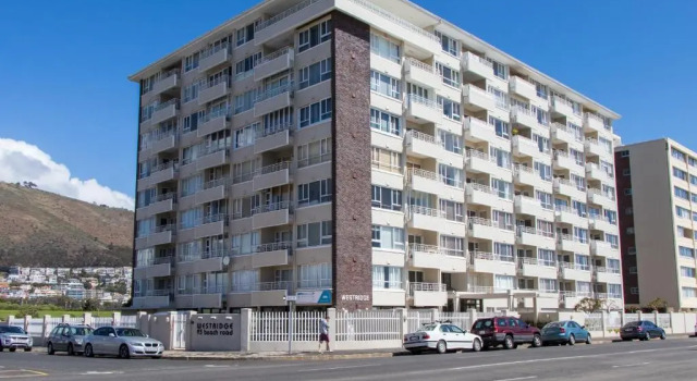 Mountain Facing Studio on Promenade, Забронировать Отель Отели Cape Peninsula с бассейном, Бассейн