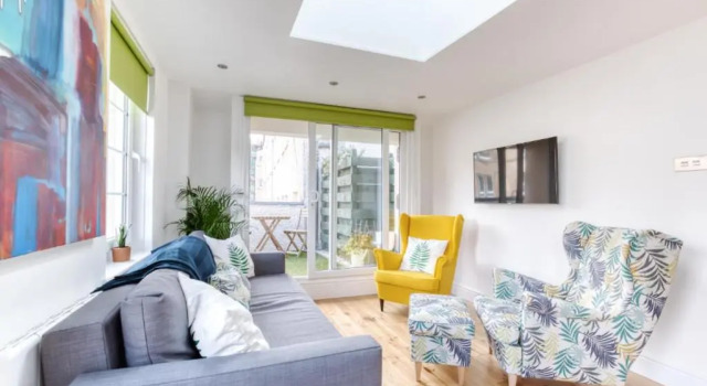 Central Bright 3 Bed Flat with Pool & Parking, Забронировать Отель Отели Эдинбурга с бассейном, рядом с St George's West Church, Бассейн