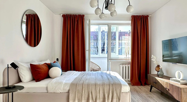 Apartments on 64A Kosmonavta Leonova Street, Book Lejlighed Hoteller i Kaliningrad med parkering, Parkering