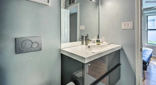 Коттедж Near Nrg! Cozy + Private Houston Home w/ Garden