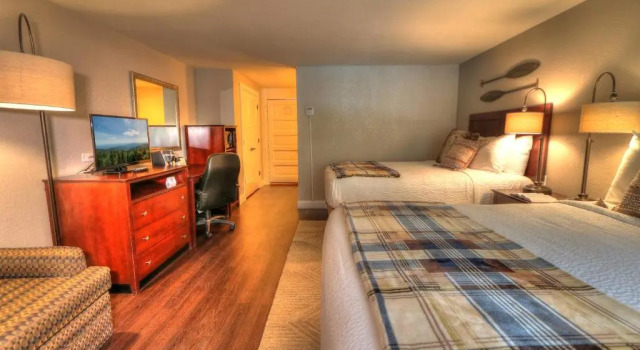 Номер Deluxe River Edge Inn