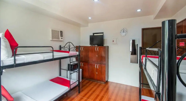 Кровать в общем номере OYO 443 Maria Cristina Arcade Suites