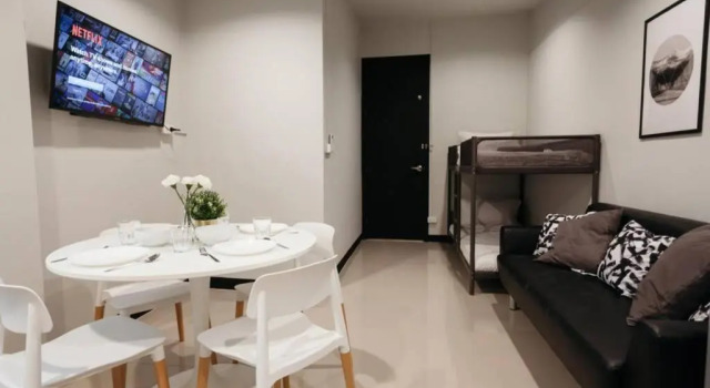 S3 Silom26 · S3 Silom central, large room, full kitchen, WIFI,, Забронировать Отель Бангкок провинция Бангкок, рядом с Храм Шри Маха Мариаммана