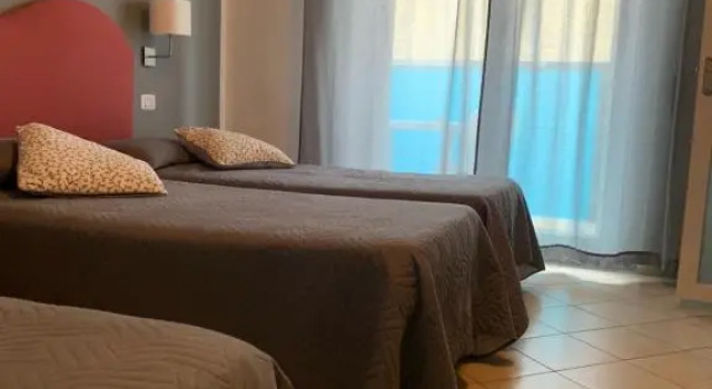 Трёхместный номер Standard MoMo Seaview Hotel