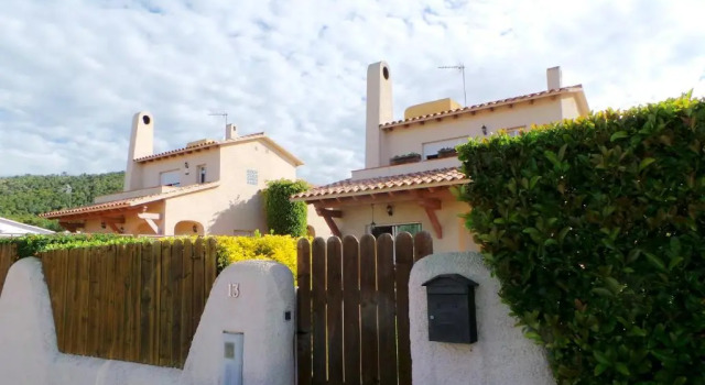 Коттедж Villa Neus Barà, jardín y piscina privada
