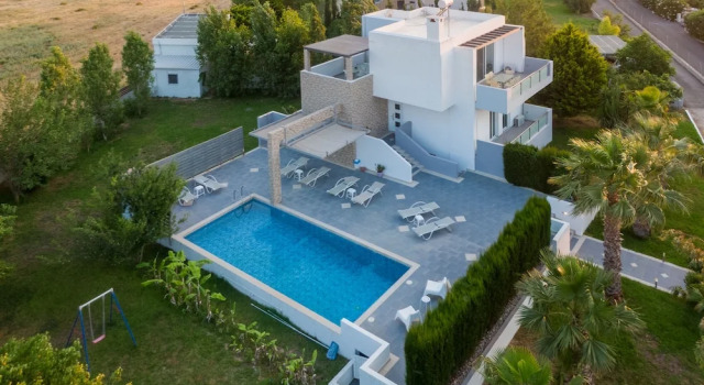 Villa 5 camere con vista sul giardino Xenos Villa 1