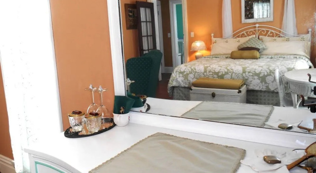 Amanda's Bequest Bed & Breakfast, Buchen Sie Hotel Montague Michigan