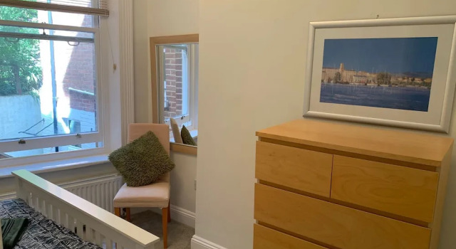 Beach Front 2-bed Apartment With Deck & BBQ