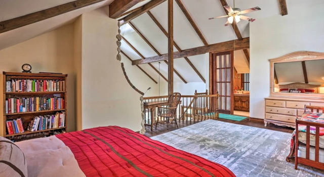Ornate Lake Arrowhead Home With Deck, Забронировать Дом для отпуска Лейк-Эрроухэд 