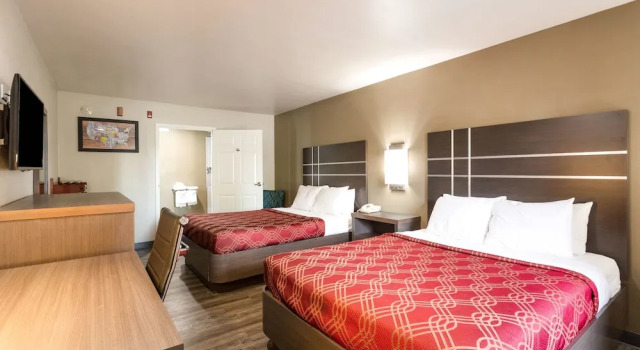 Четырёхместный номер Standard Цокольный этаж Econo Lodge Inn & Suites Murfreesboro Shopping District
