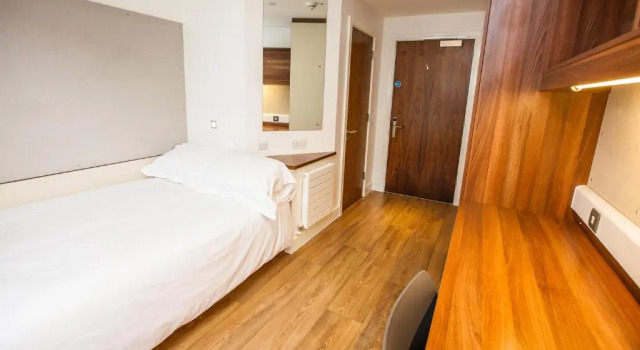 Кровать в общем номере Juniper Court