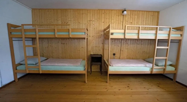 Кровать в общем номере Leissigen Youth Hostel