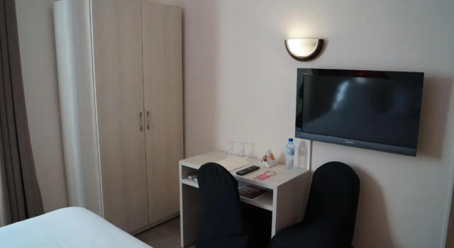 Brit Hotel Du Dauphin LAigle, Забронировать Отель Отели Orne с завтраком, Завтраки