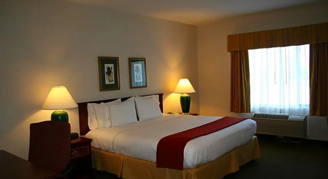 Люкс Evergreen Inn & Suites