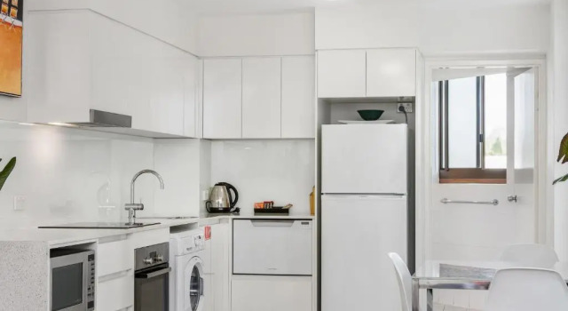 Апартаменты Standard Bayview Beachfront Apartments, in town right on the beach