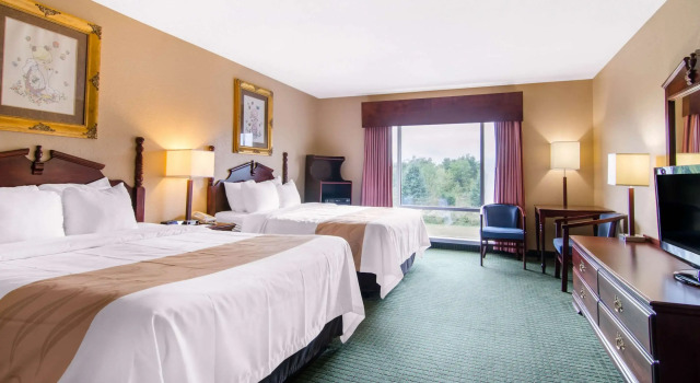 Четырёхместный номер Standard Quality Inn & Suites Carthage near Precious Moments Chapel