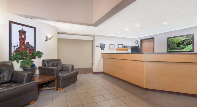 Super 8 by Wyndham Menomonie WI