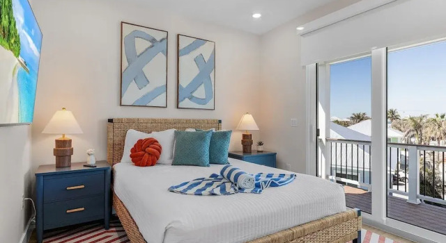 Коттедж с 5 комнатами 211 Blue Palm: Spacious 5-Bedroom Pool Home, Steps from Beach! 5 Home