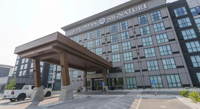 Sandman Signature Winnipeg Airport Hotel & Suites, Varaa Hotelli Winnipeg Manitoba