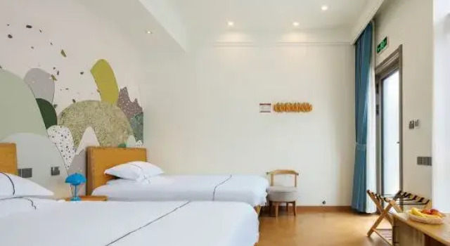 Кровать в общем номере Floral Hotel·Ledong Courtyard