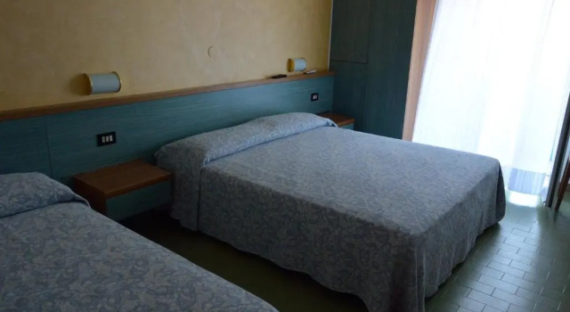 Трёхместный номер Standard с балконом Hotel Paris