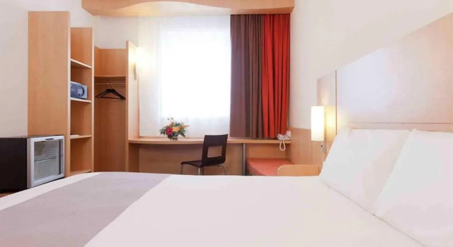 Standard Doppel Zimmer Ibis Bata