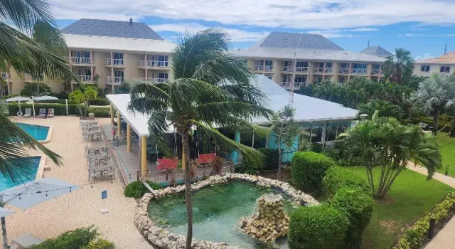 Четырёхместный номер Standard с балконом Holiday Inn Resort Grand Cayman by IHG