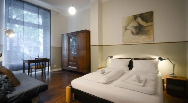 Altbauwohnung mit 3 Bädern (PB6), Varaa Hotelli Berliini Saksa, lähellä Helmholtzplatz