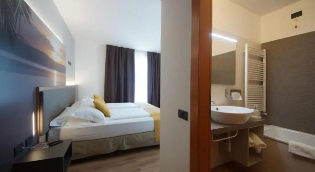 Трёхместный номер Standard Ambassador Suite Hotel