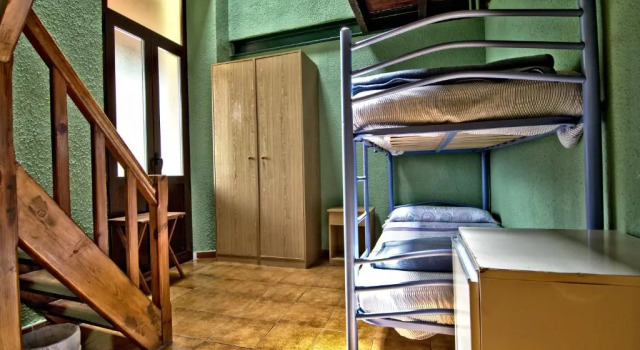 Четырёхместный номер Standard с балконом Albergue Juvenil de Bustiello